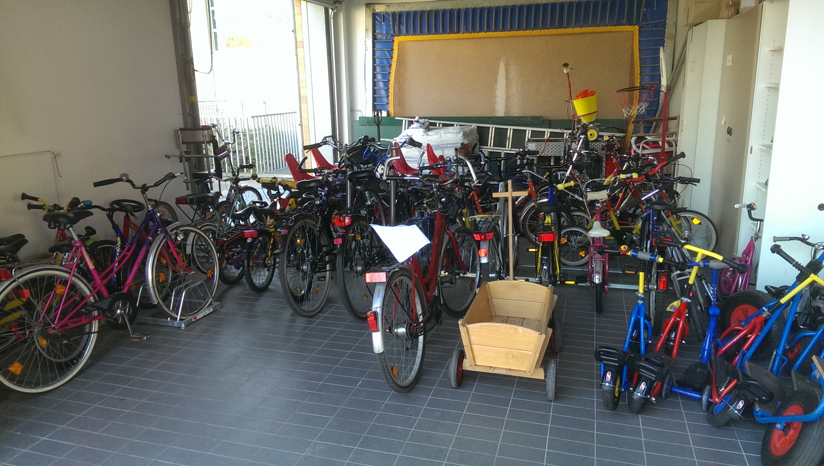 Garage mit Fahrrädern, Rollern und Kettcars